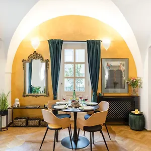 https://best-price-location-romantic-square-residency.praguehotelsweb.com